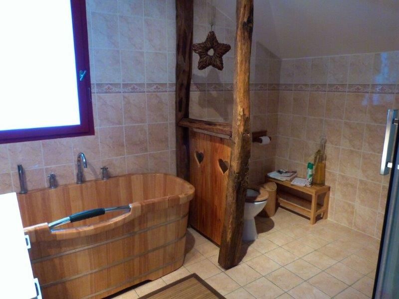 Etage: salle de bain avec baignoire douche et wc / badkamer met ligbad, douche en toilet